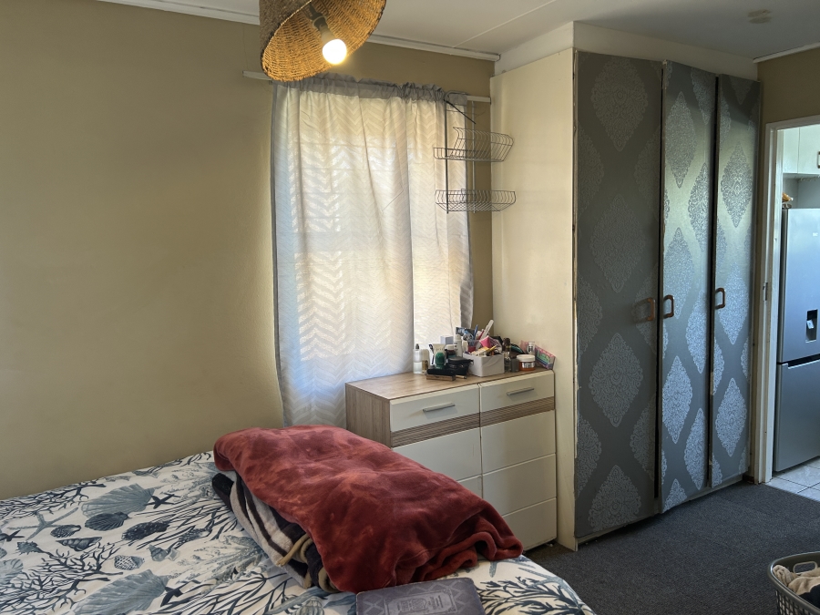 To Let 1 Bedroom Property for Rent in Oakglen Western Cape